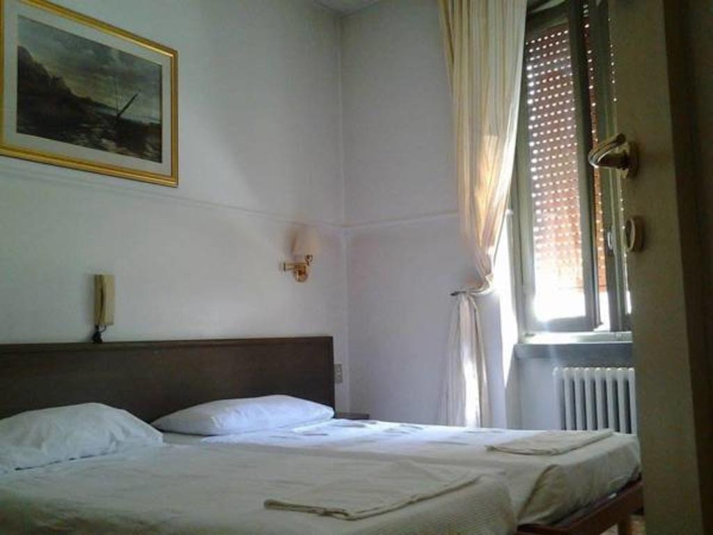 Hotel Parini Cesano Boscone Buitenkant foto