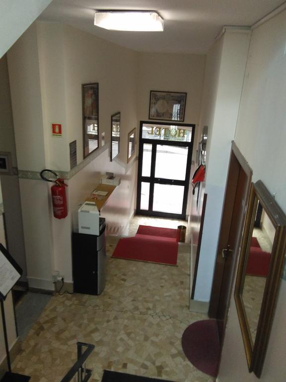 Hotel Parini Cesano Boscone Buitenkant foto